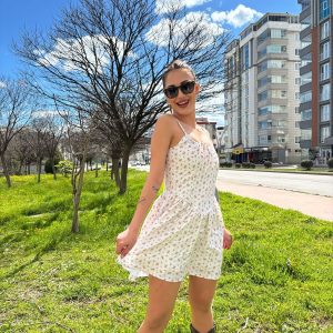 Göğüs Büzgülü Kırmızı Çiçekli Mini Elbise – Beyaz