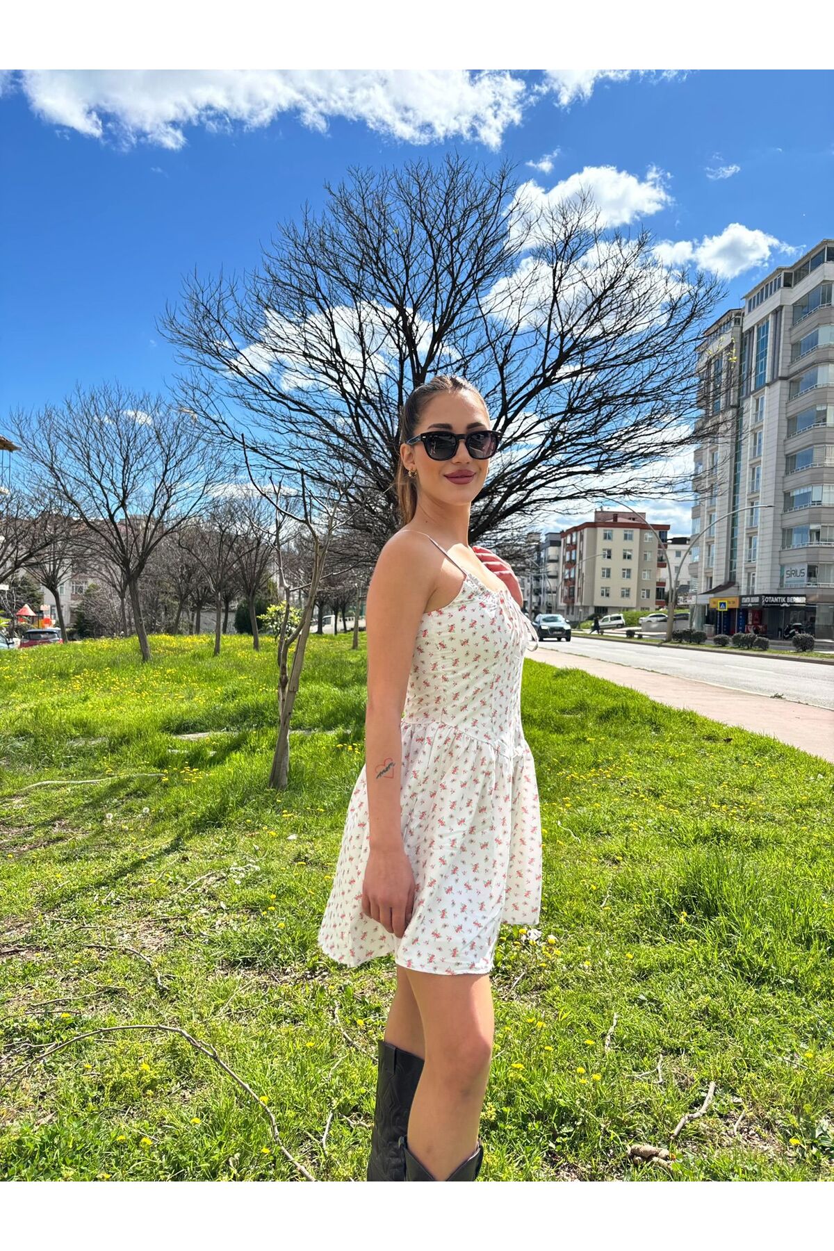 Göğüs Büzgülü Kırmızı Çiçekli Mini Elbise - Beyaz