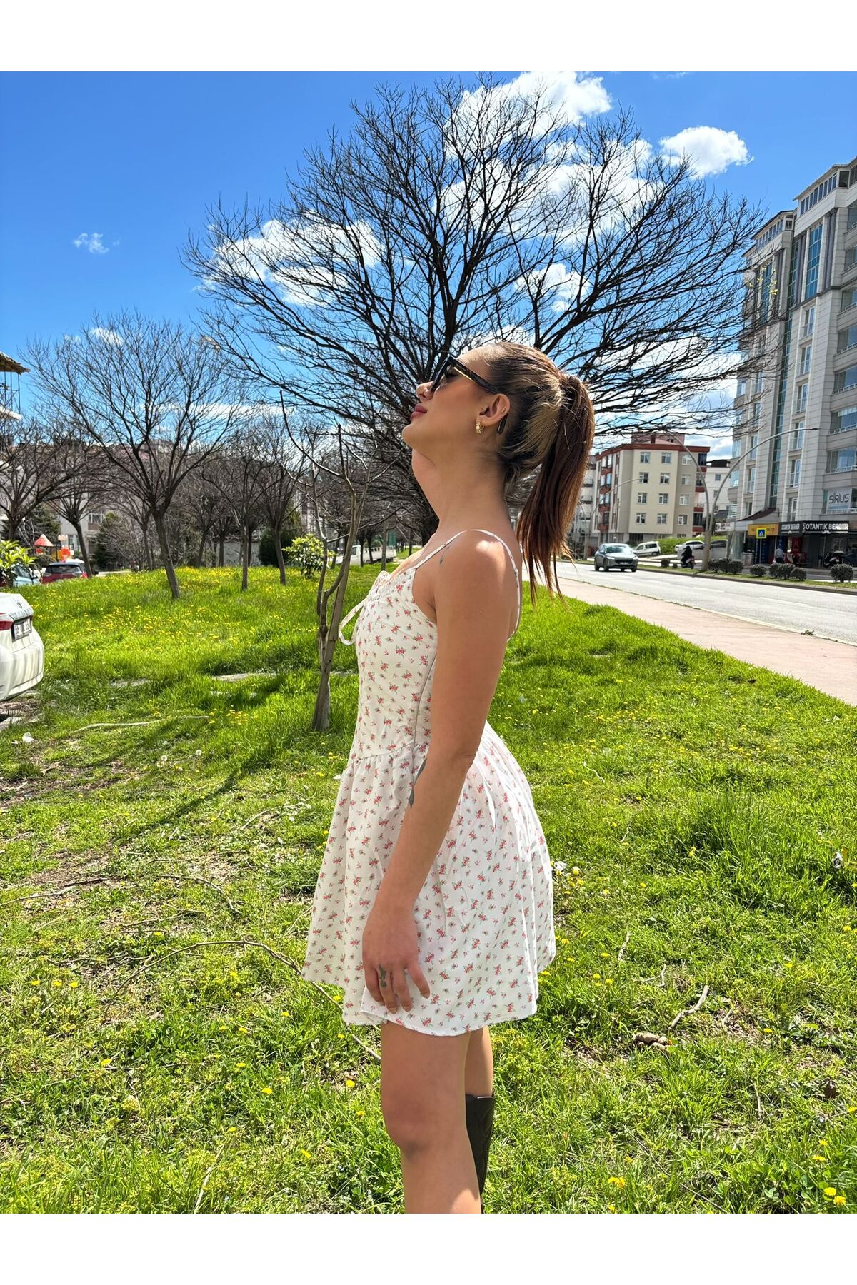 Göğüs Büzgülü Kırmızı Çiçekli Mini Elbise - Beyaz